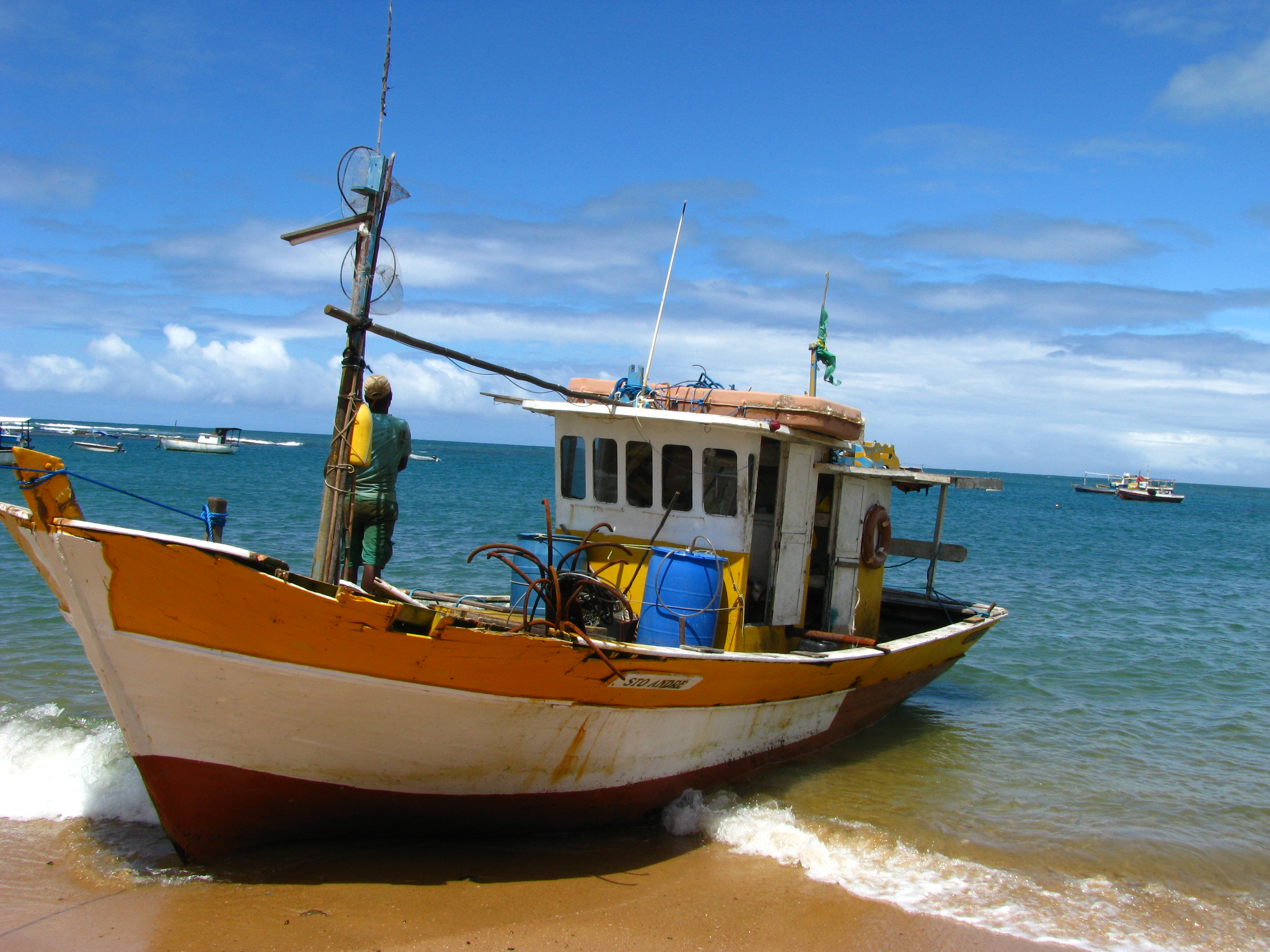 o que fazer na praia do forte barco na beira do mar