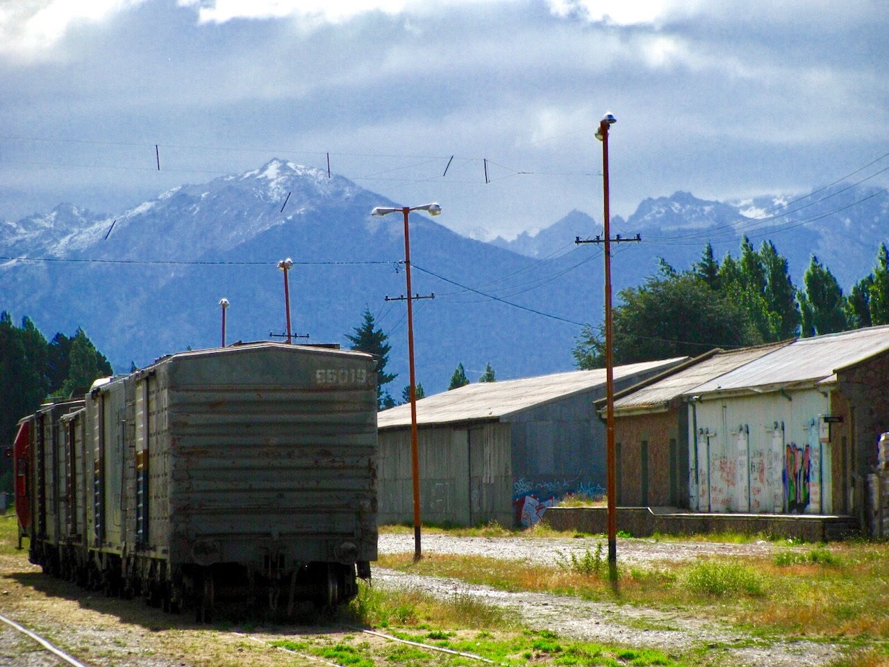 o que fazer em bariloche rua com montanha atrás
