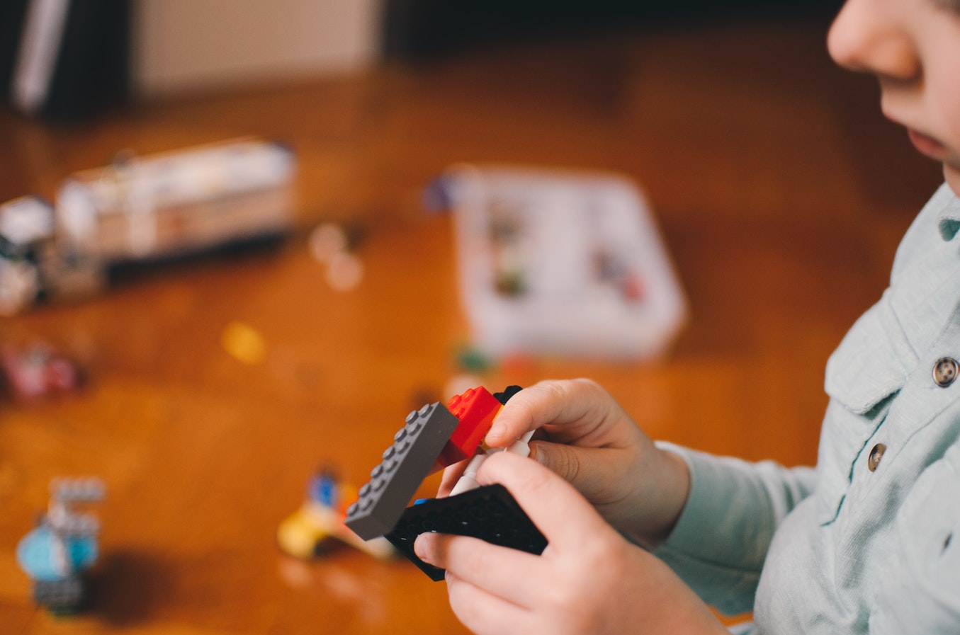 criança brincando com lego