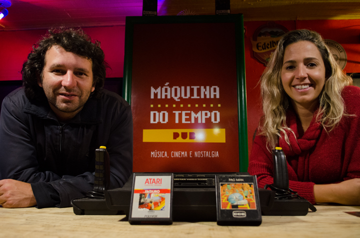 Che Wodarski e Patrícia Lemos máquina do tempo pub