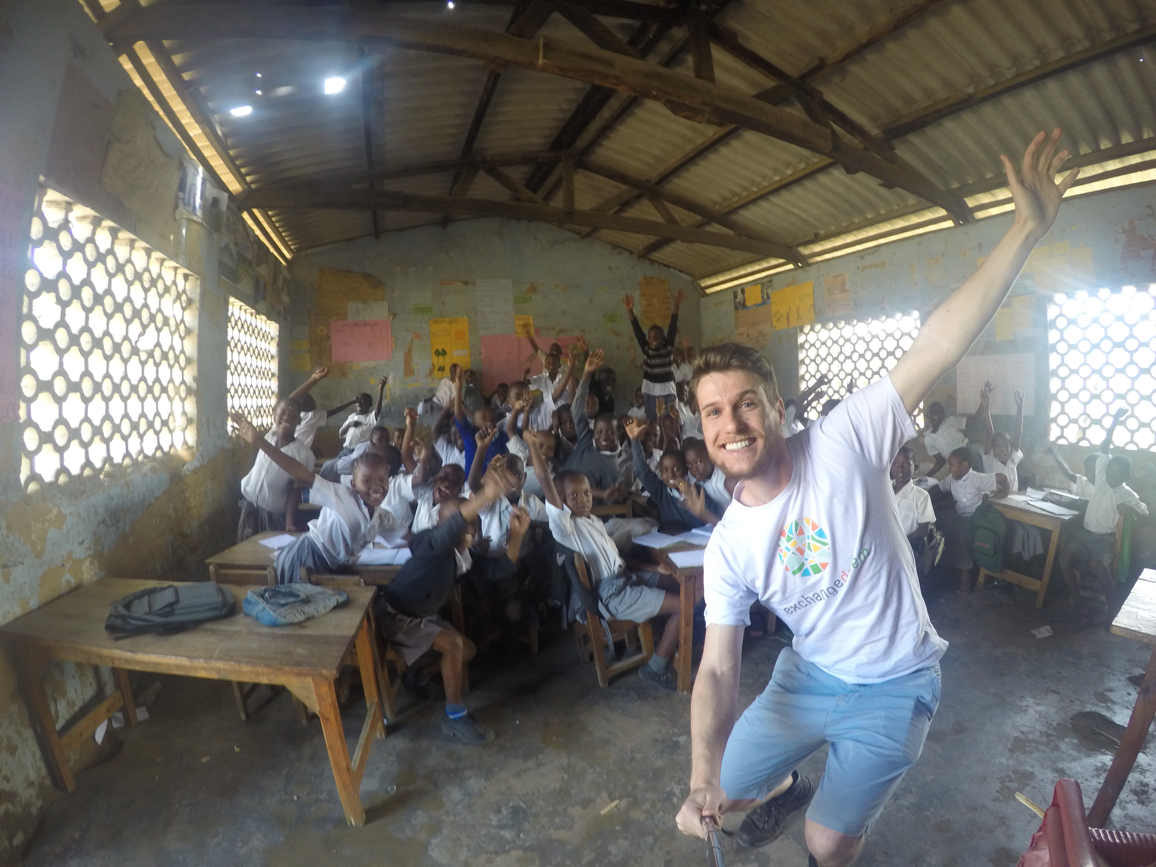 voluntariado no exterior seflie em grupo