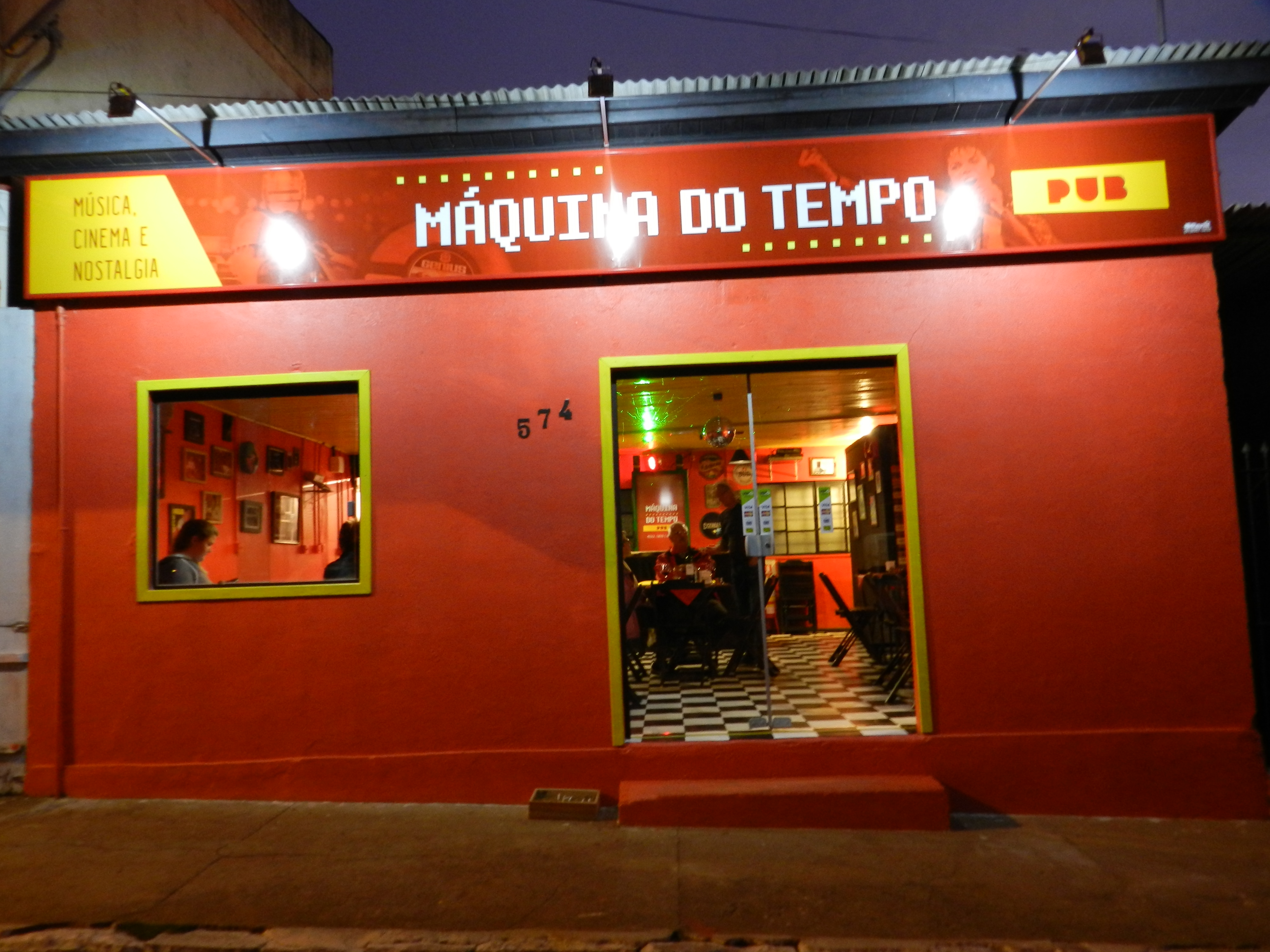 fachada máquina do tempo pub