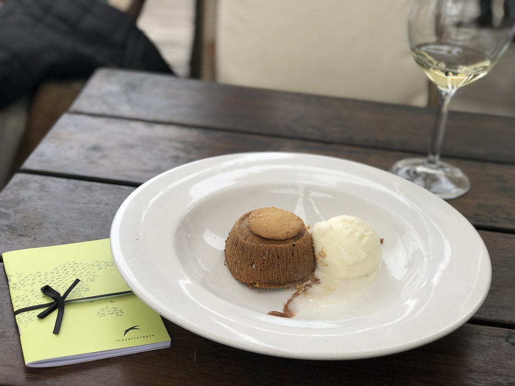 parador la huella sobremesa petit gâteau sobre a mesa