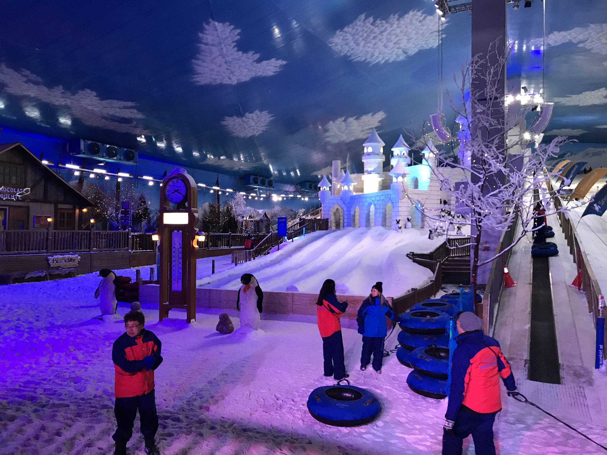 snowland night pessoas na pista de gelo