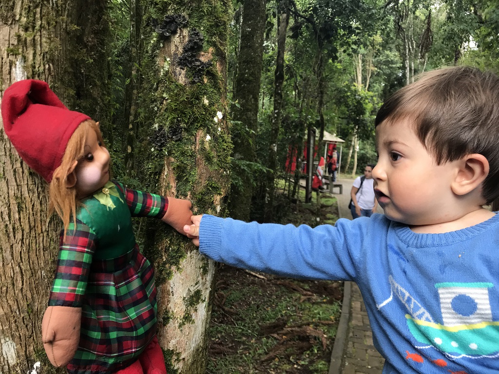 o que fazer na serra gaúcha com chuva criança brincando com boneco