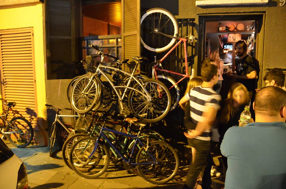 bikes em frente ao dirty old man porto alegre