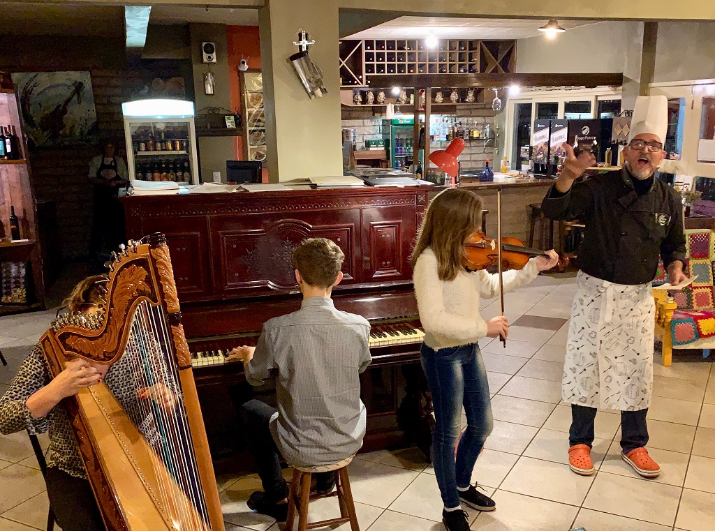 Música no restaurante lago em Cambará do Sul
