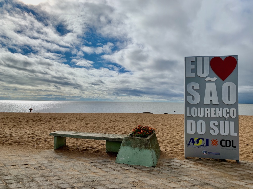 letreiro de são lourenço do sul na praia