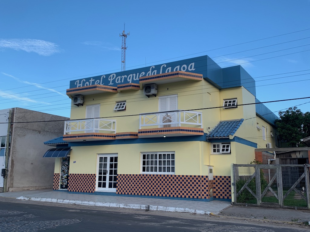 fachada do hotel parque da lagoa