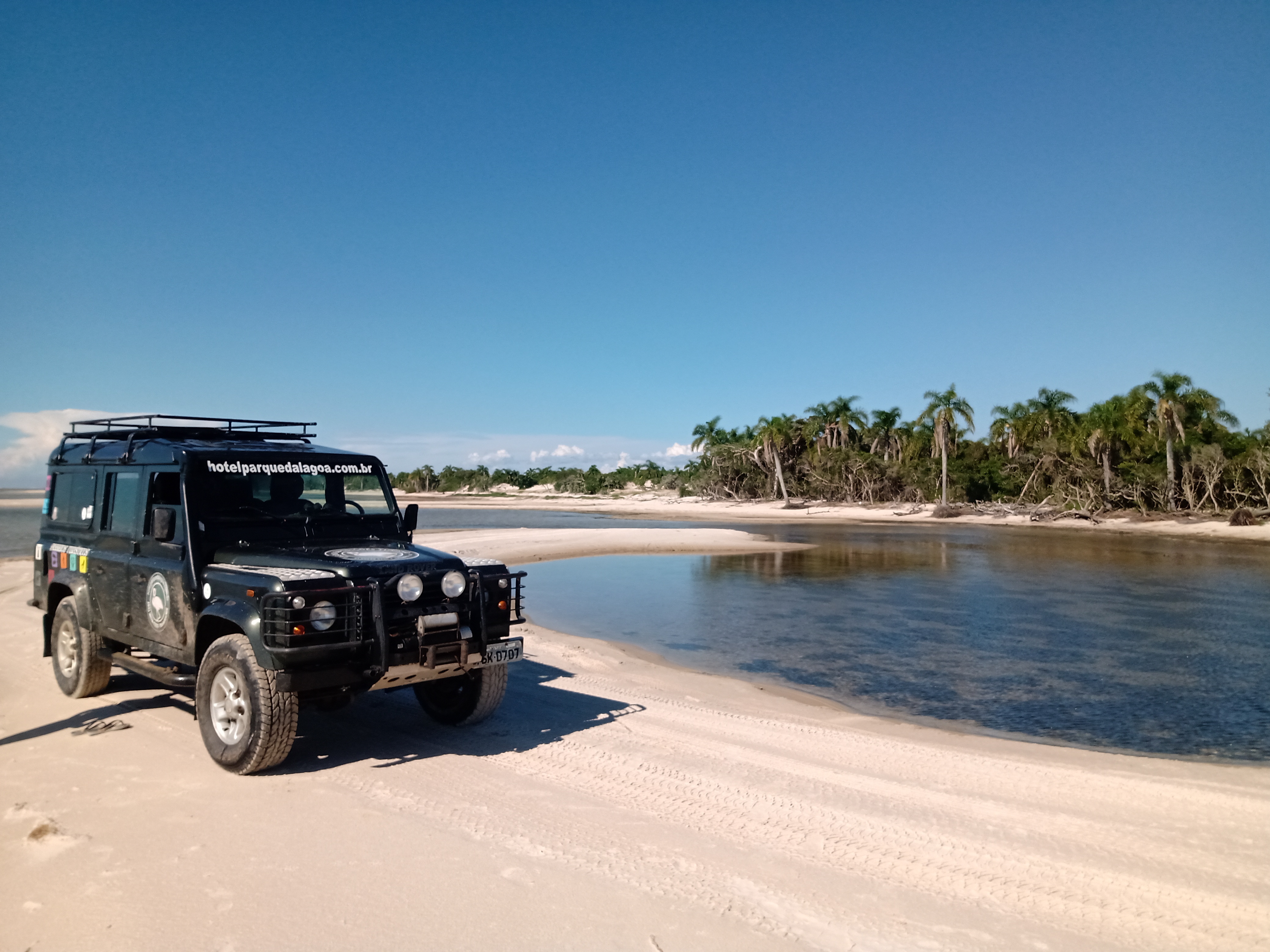 veículo 4x4 estacionado em praia