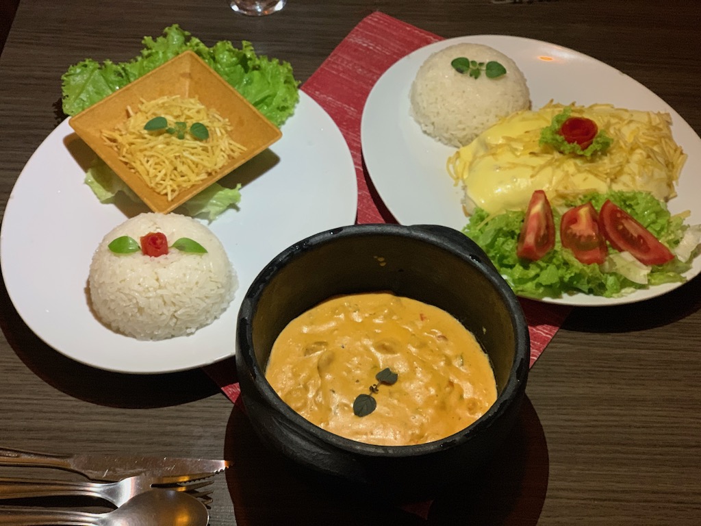 pratos com estrogonofe e panqueca