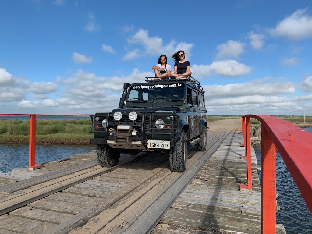 duas mulheres passeando em cima de um veículo 4x4