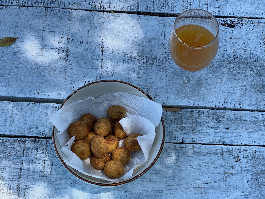 tigela com bolinhos de siri e copo de cerveja