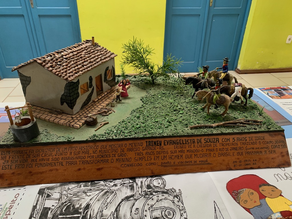 maquete com o início da história de Visconde de Mauá, com miniaturas da casa onde ele vivia