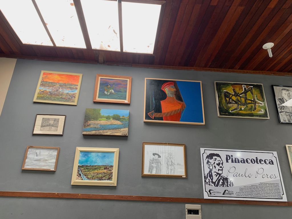 quadros expostos na parede com obras de artistas de Arroio Grande