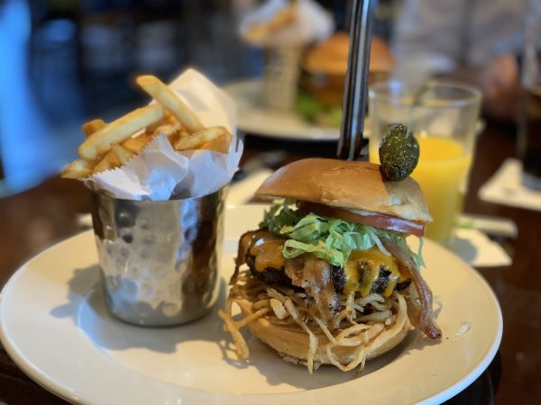 hamburguer acompanhado por batata frita