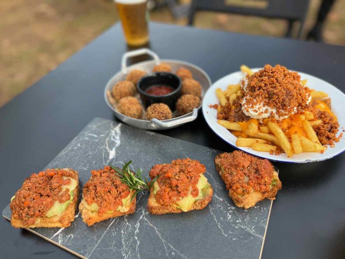 Cuca com linguiça e bolinho de cordeiro do cardápio da Fat Bull