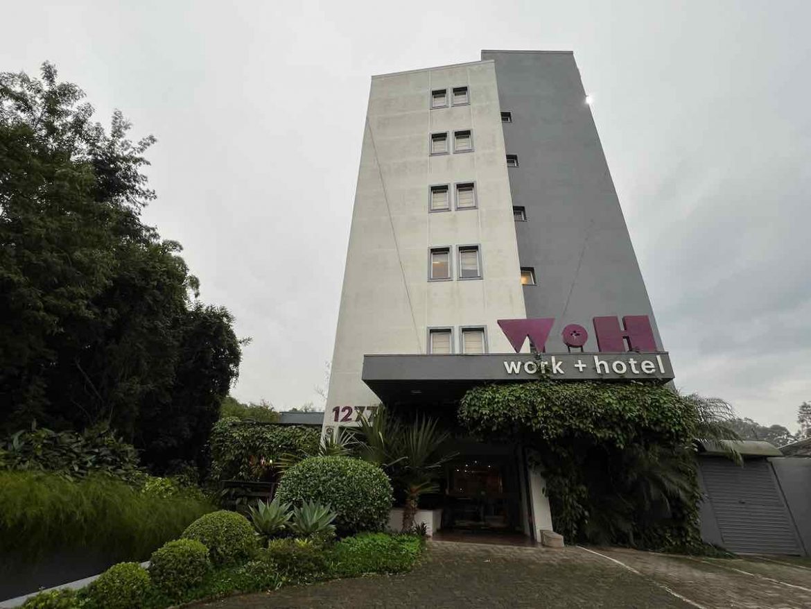 O que fazer em São Leopoldo: a fachada do hotel tem duas cores, cinza e bege