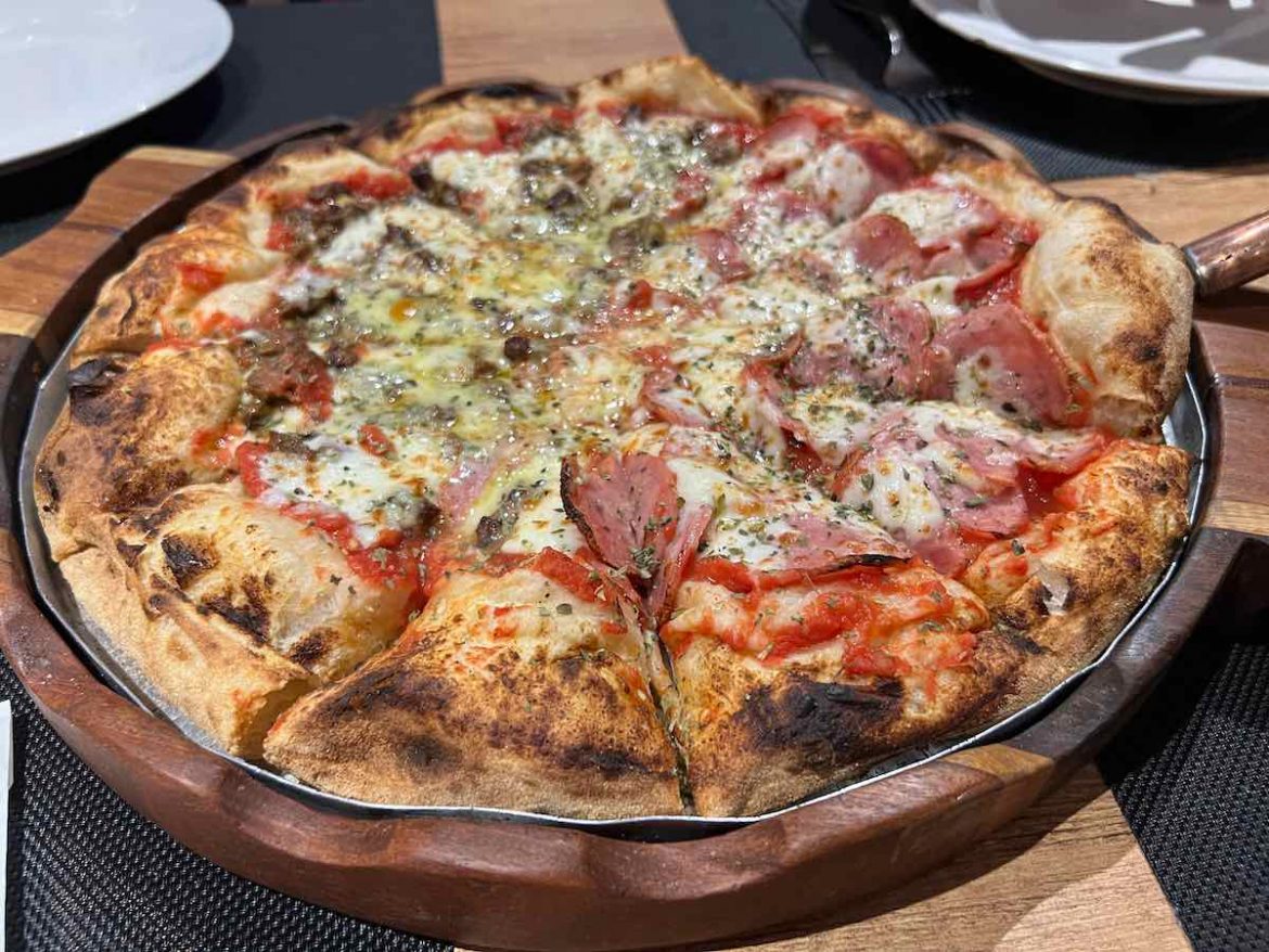 O que fazer em São Leopoldo: a pizza de calabresa é recheadíssima e muito saborosa.