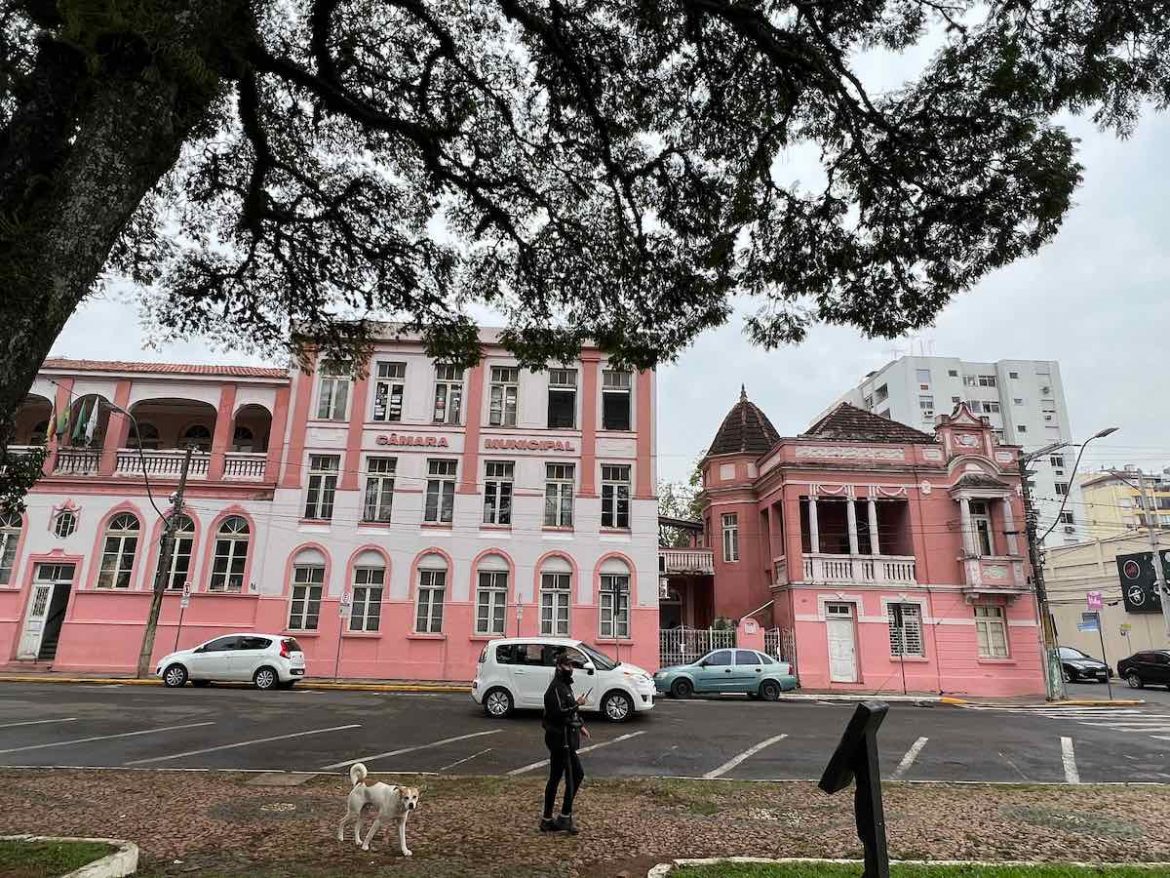 O que fazer em São Leopoldo: a câmara municipal é toda rosada