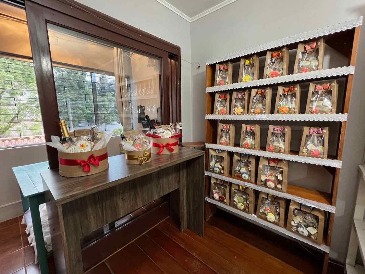 O que fazer em São Leopoldo: a vóvis biscoteiria fica em uma antiga casa, com cheirinho de vó e vende biscoitos de diversos formatos e sabores