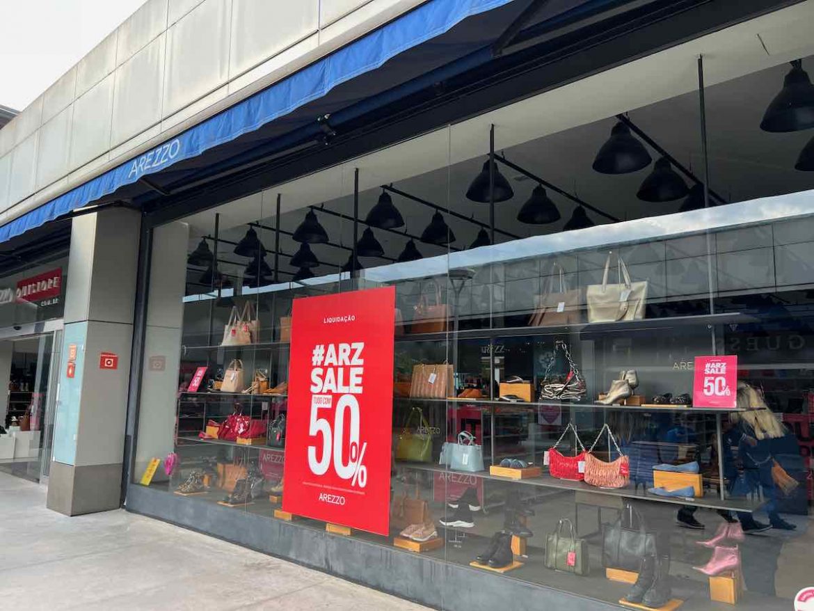 O que fazer em Novo Hamburgo: vitrine com placa de 50% de desconto