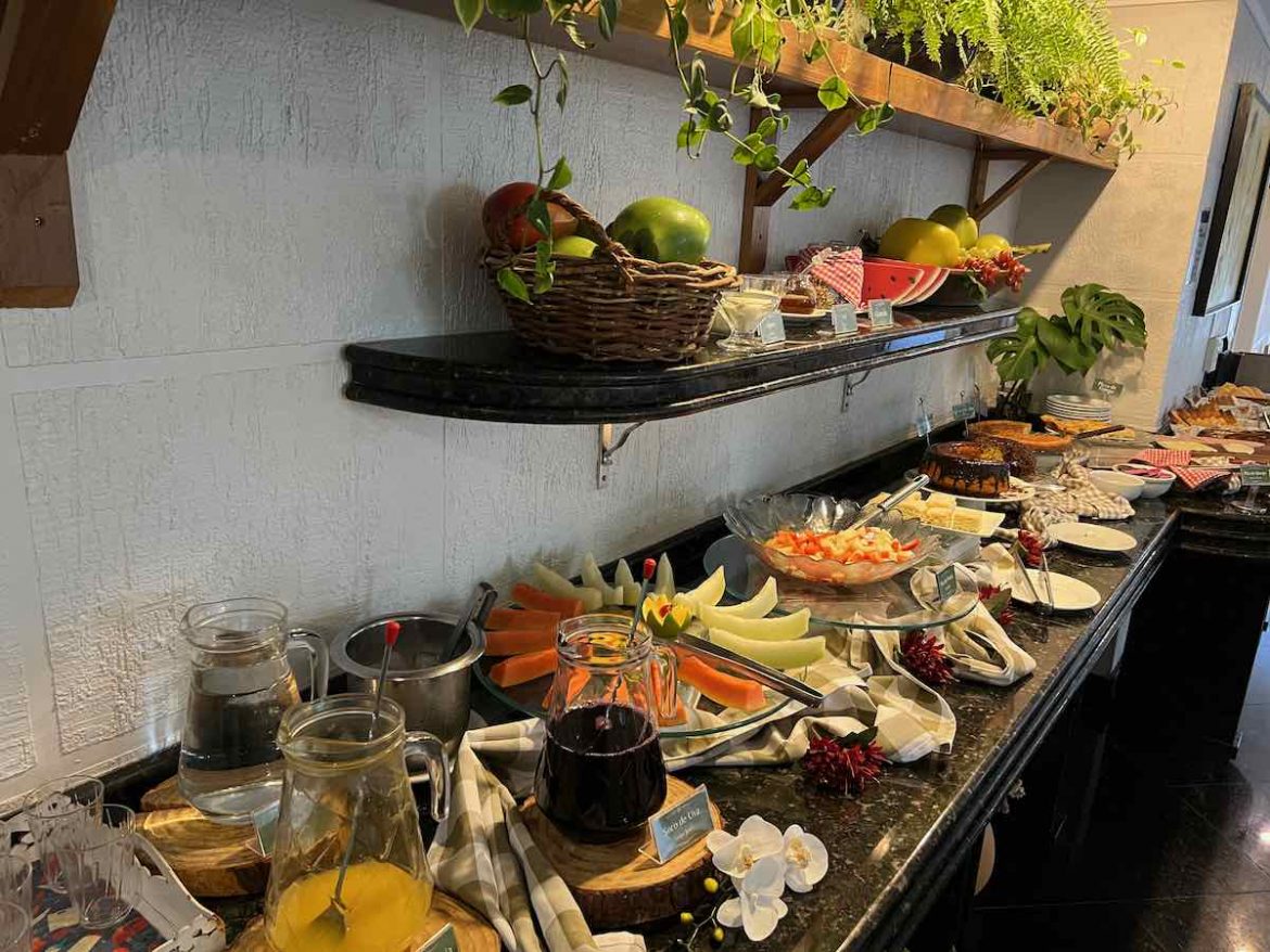 o que fazer em novo hamburgo: na mesa de café da manhã muitas frutas e bolos