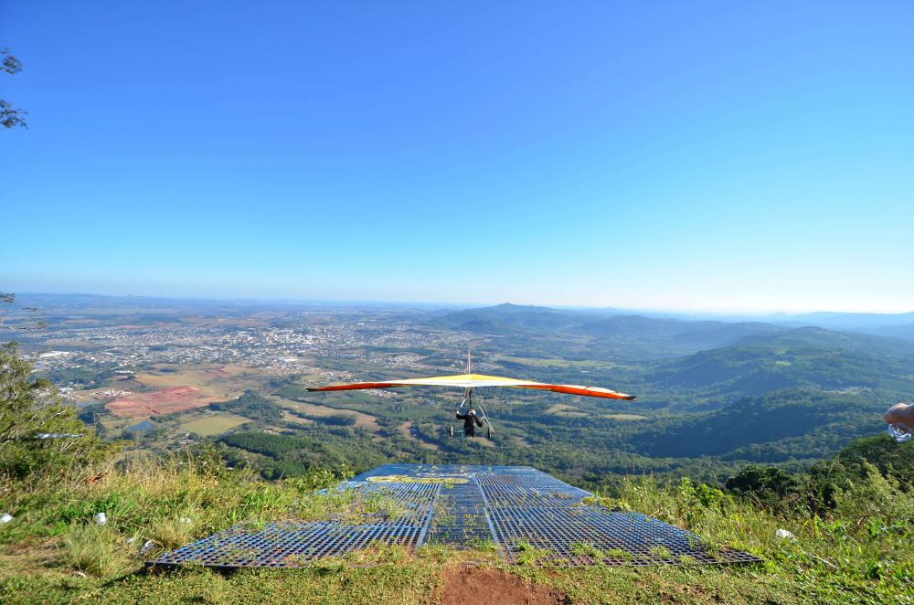 Sapiranga (RS): na foto um aventureiro sobrevoa de asa delta o Morro Ferrabraz