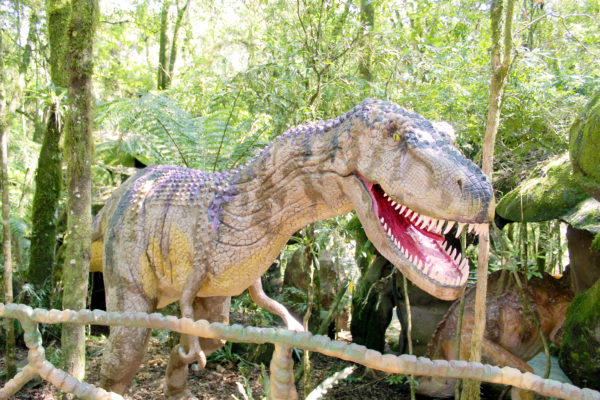 dinossauro do parque terra mágica florybal, um dos melhores parques do mundo